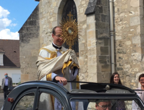 Procession de la Fête-Dieu dans les rues de Compiègne