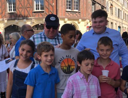 Hugo, fidèle servant de St-Antoine, fête son anniversaire avec son équipe